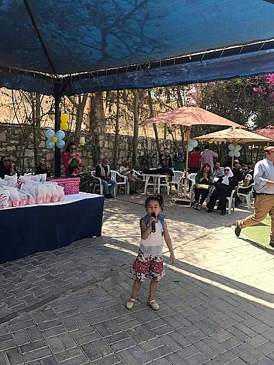 بالفيديو الطفلة المعجزة أزهار  تُحي حفل المؤسسة بيوم اليتيم بعدد من الأغاني الوطنية