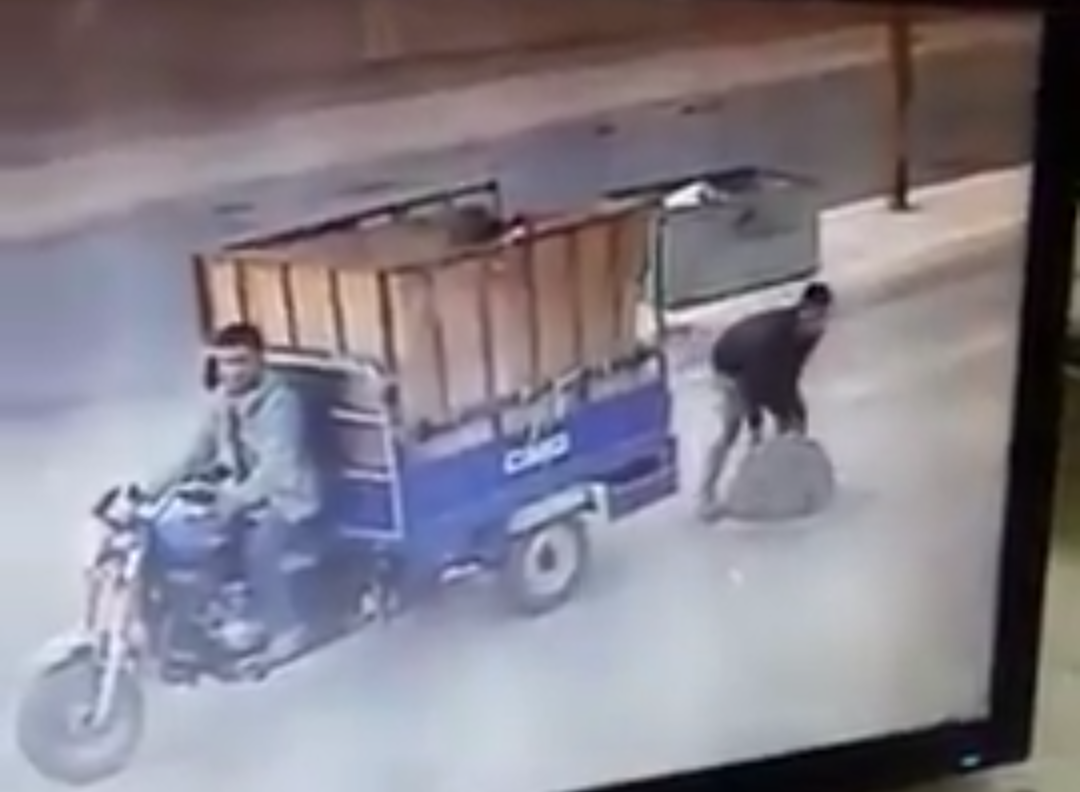 بالفيديو: سرقة أغطية بالوعات الصرف الصحى بشوارع الإسماعيلية
