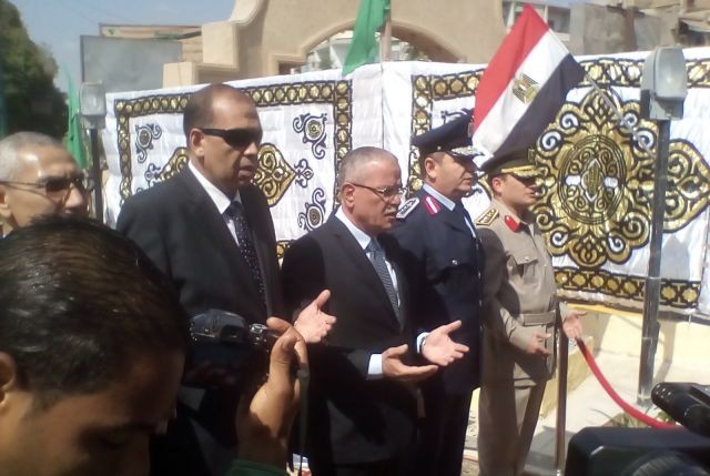 محافظ المنيا يضع إكليلاً من الزهور على الجندي المجهول