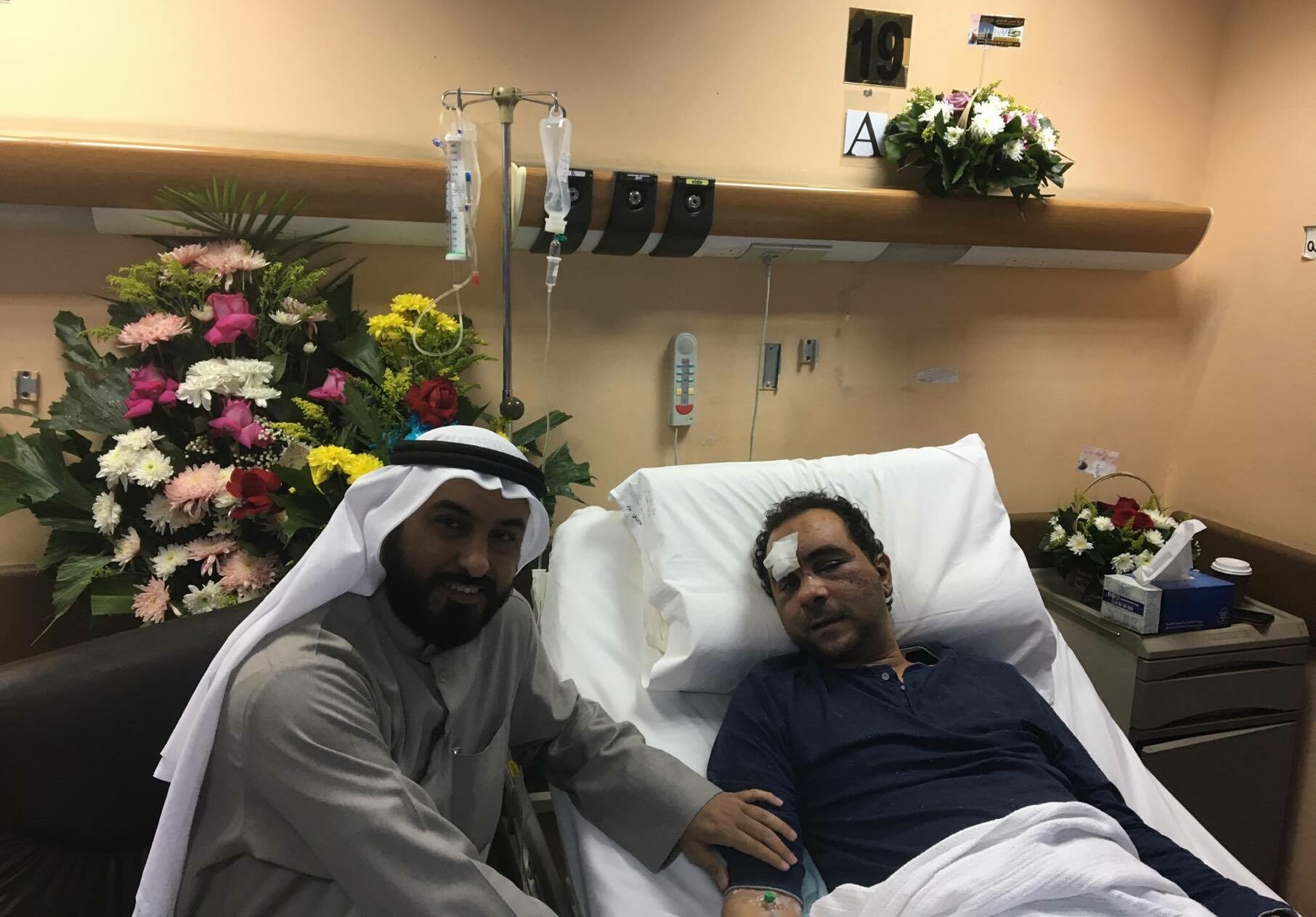 سمو الشيخ غايد الخالدي يزور "وحيد" الذي تعرض للإعتداء بالكويت حاملاً باقة ورد بأسم شباب الكويت