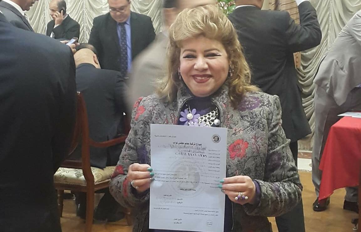 أمال رزق الله أول نائبة عن محافظة الإسماعيلية توقع أول نموذج تأييد ترشح السيسى فى 2018
