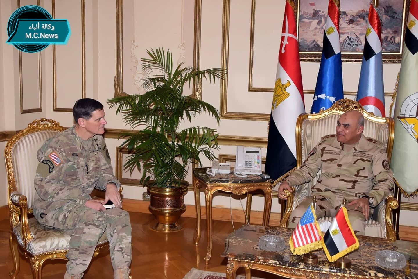 وزير الدفاع ورئيس الأركان يلتقيان بقائد القيادة المركزية الأمريكية