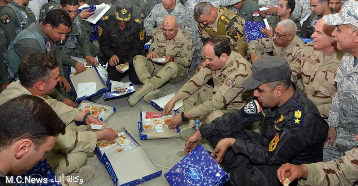 السيسى يزور إحدى القواعد الجوية بسيناء ويتناول الأفطار مع أبنائه من الضباط والجنود