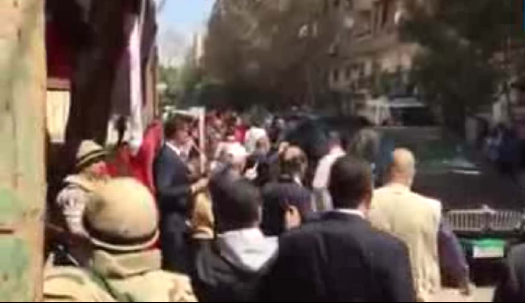 الناخبين يستقبلون السفير الأمريكي أمام اللجنة الإنتخابية بـ "تحيا مصر وتسقط أمريكا"  (فيديو)