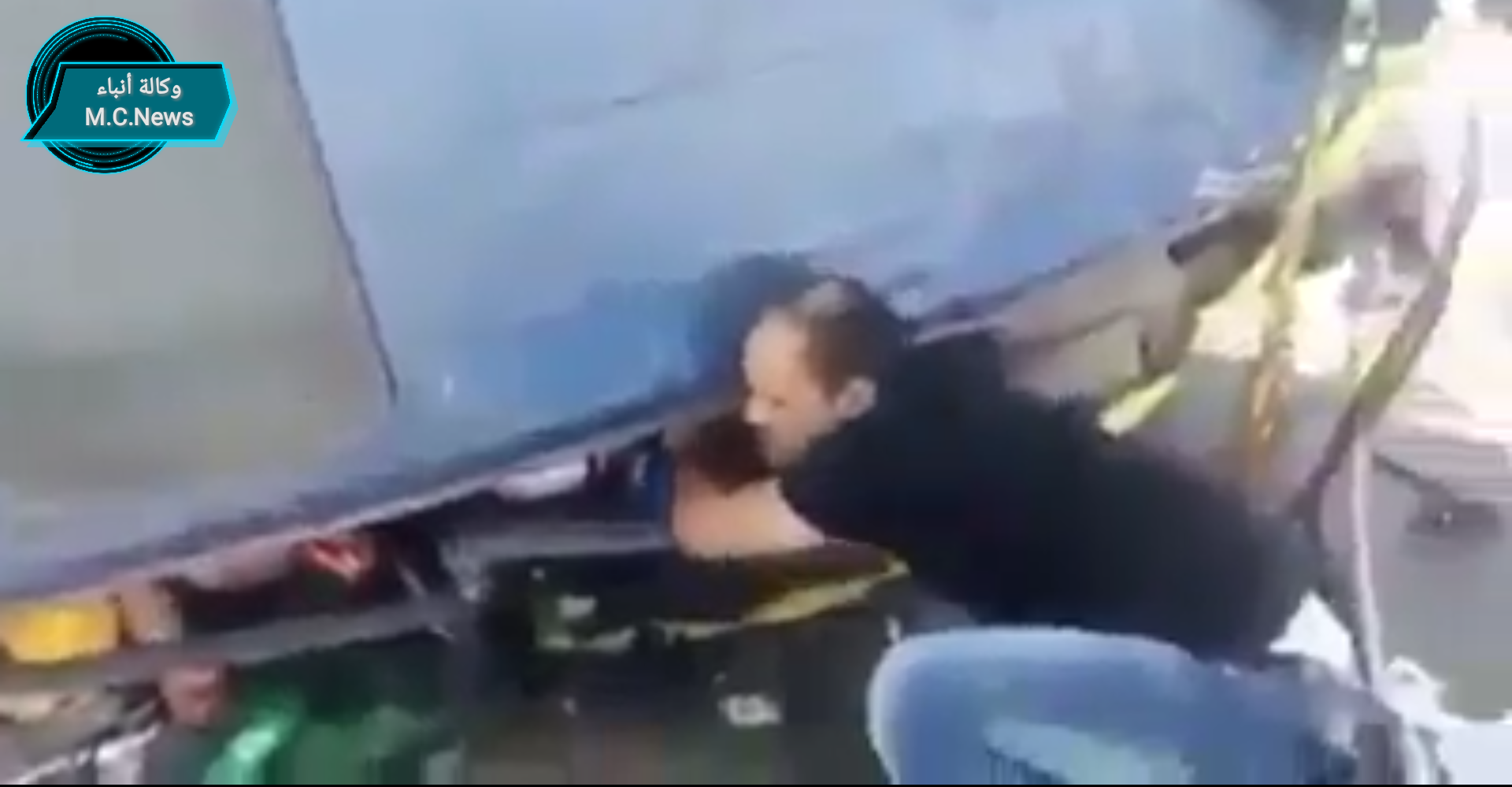 «مع أم ضد» شباب فلسطينى يقوم بإنقاذ أسرة إسرائيلية تعرضت لحادث انقلاب سيارة؟  (فيديو)