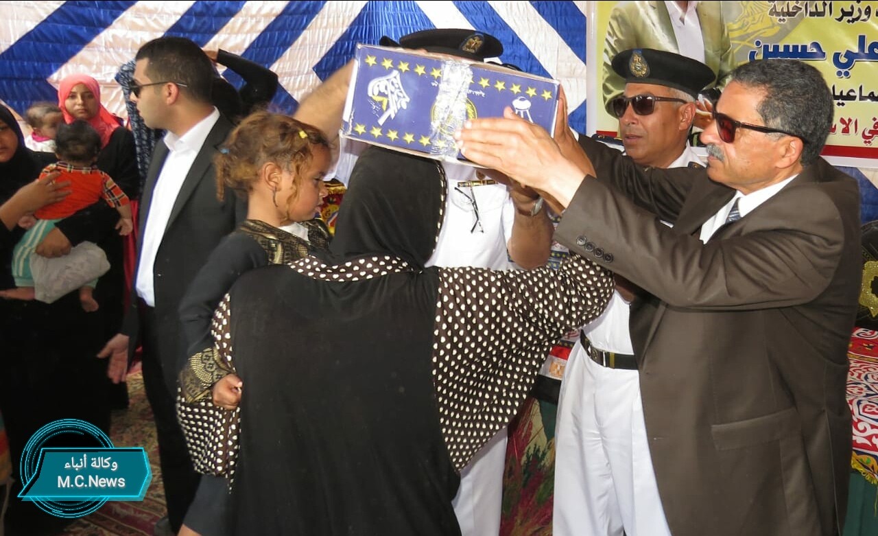 اللواء محمد على حسين يستأنف قيادة قوافل الخير لوزارة الداخلية بالإسماعيلية  (صور)