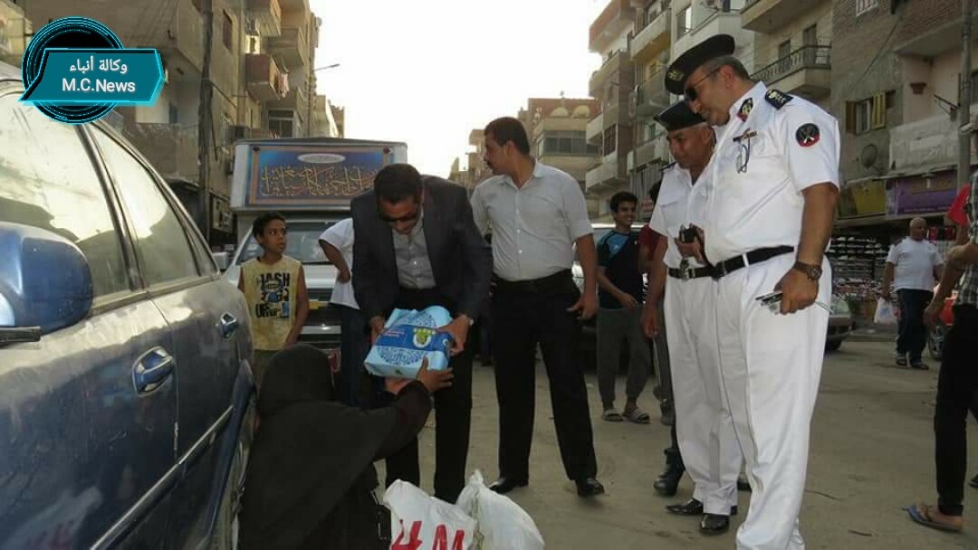 لليوم الثانى مدير أمن الإسماعيلية يستمر فى توزيع وجبات الإفطار على المستحقين (صور)