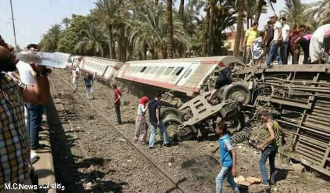 انقلاب قطار الصعيد بمحطة البدرشين بعد الدخول رصيف التخزين بسرعته  (فيديو)