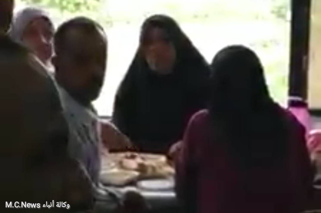 موظفي حي ثان بمديرية تموين الإسماعيلية يتناولوا الإفطار ويتركون أعمالهم
