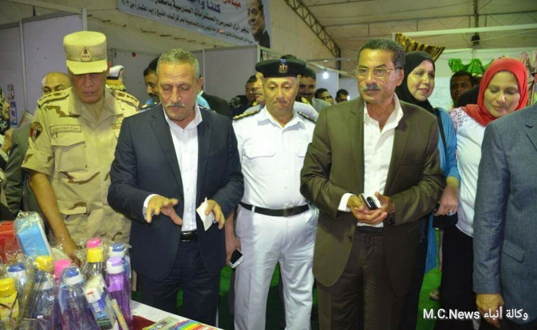تحت شعار "كلنا واحد" محافظ ومدير أمن الإسماعيلية يفتتحان معرض مستلزمات المدارس