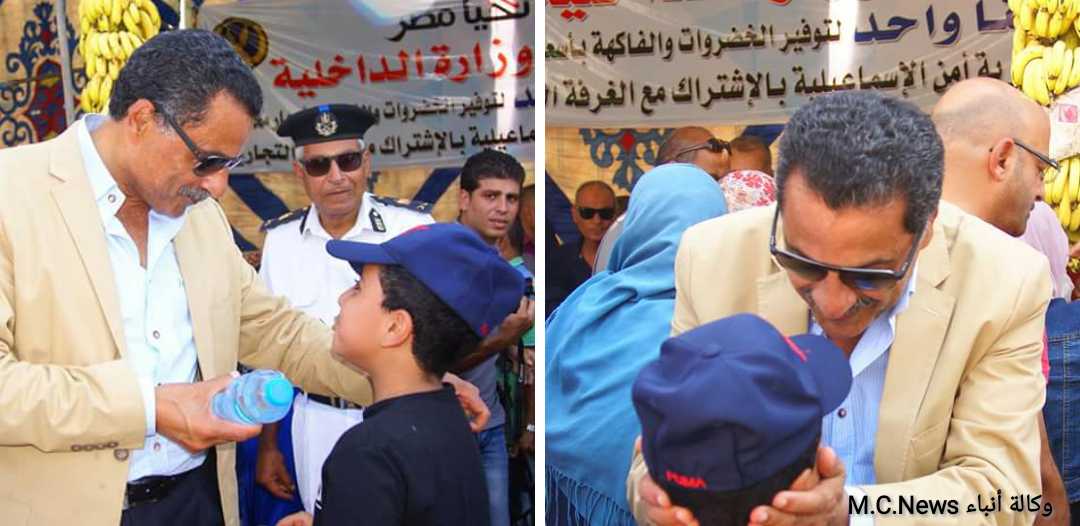 طفل يُقدم زجاجة مياة لمدير أمن الإسماعيلية أثناء إفتتاح معرض كلنا واحد