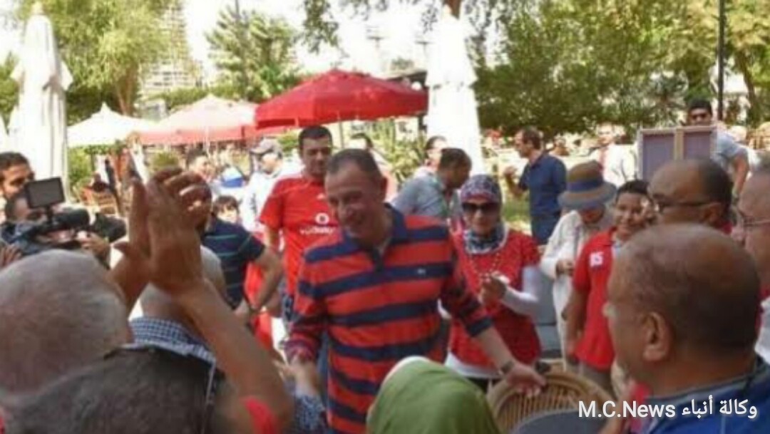 شاهد ماذا فعل الخطيب لحظة سقوط المنديل من يده؟  (فيديو)