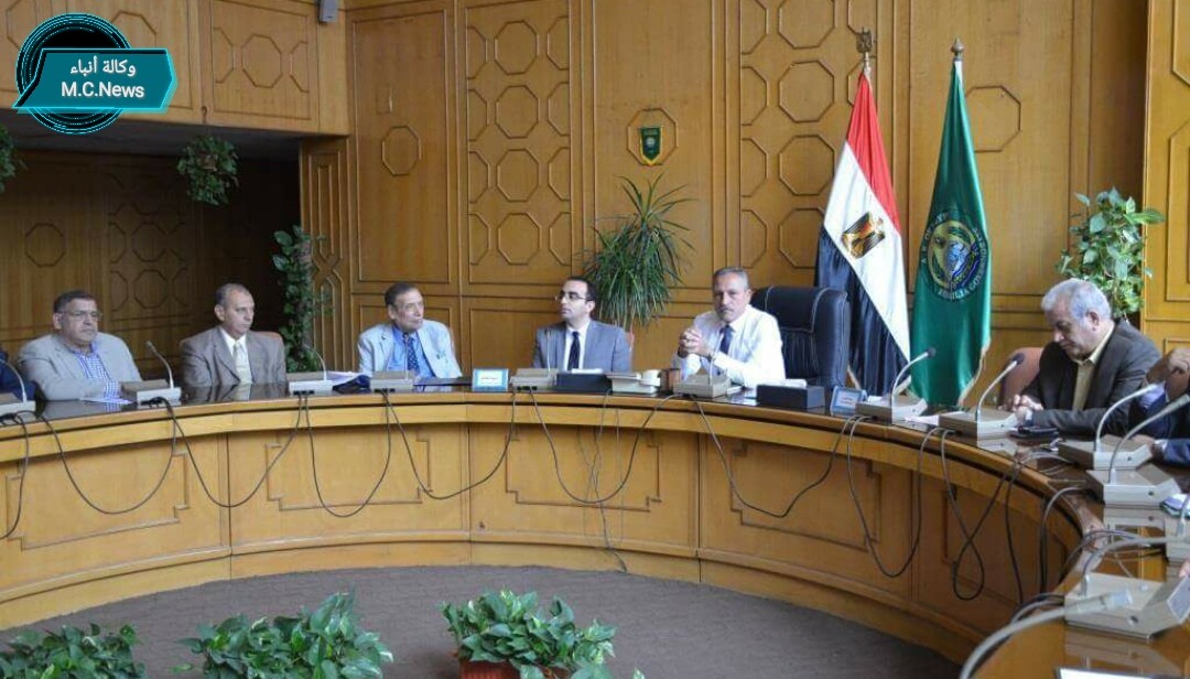 محافظ الإسماعيلية يجتمع مع مجلس أمناء الأباء والمعلمين وحلول لكثافة الفصول وعجز المُدرسين