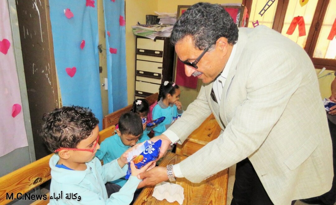 مدير أمن الإسماعيلية يتفقد الحالة الأمنية بمدرسة النور للمكفوفين ويستمع للقرآن من أحد طلابها (فيديو)