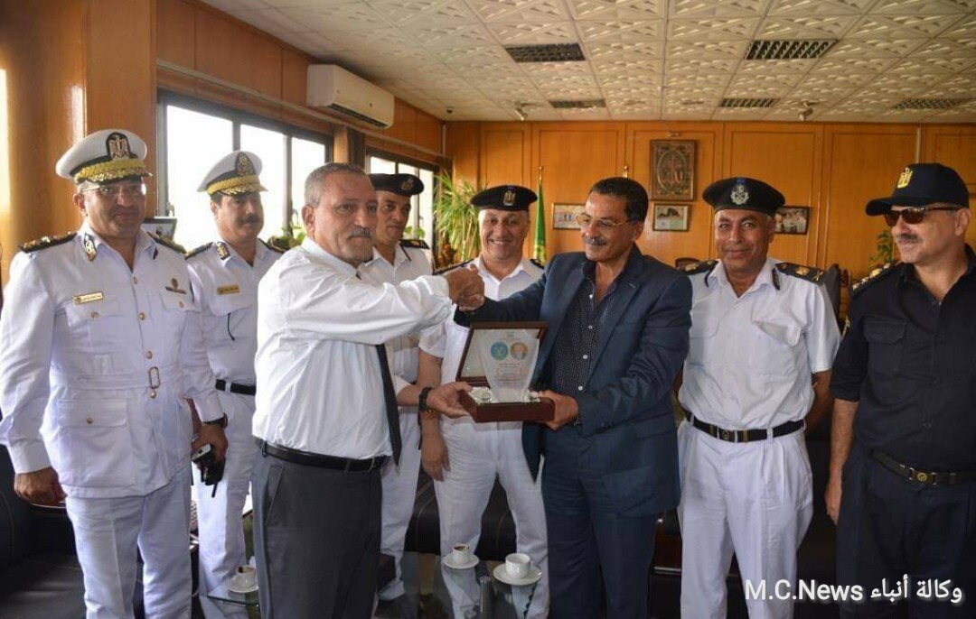 مدير أمن الإسماعيلية ومساعديه يقدمون التهنئة للمحافظ بمناسبة العيد القومى للمحافظة