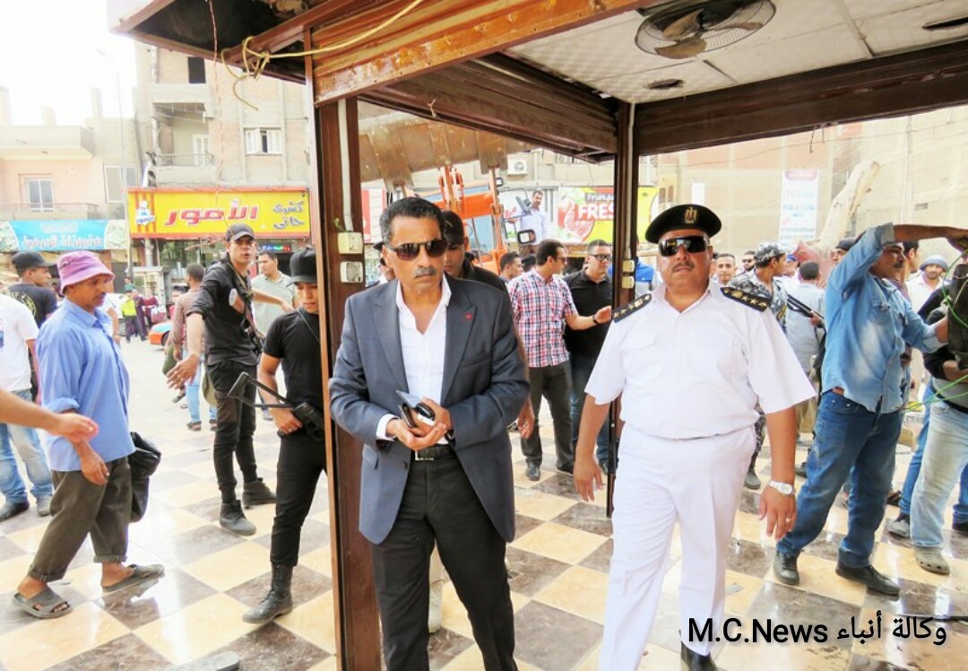 مدير أمن الإسماعيلية يُزيل 12 كشك بتقاطع شارع العشريني وشبين ويحولها لحديقة (فيديو)