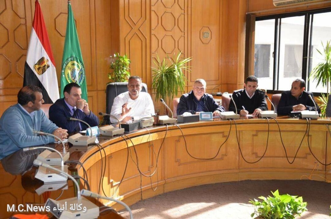 محافظ الإسماعيلية يلتقي مع أصحاب المقاهي بطريق البلاچات إستعداداً لإزالة كافة التعديات