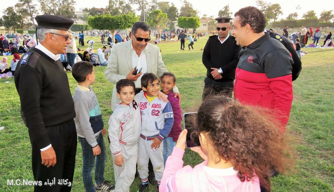 مدير أمن الإسماعيلية يتفقد حدائق نمرة ٦  ويشارك المواطنين أجازة الجمعة الأسبوعية