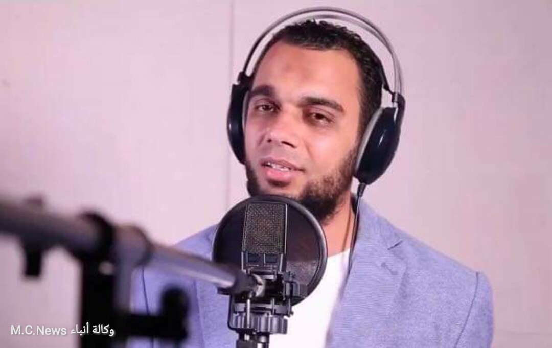 الشيخ إبراهيم عبد المنعم أحد قراء مسجد عمرو بن العاص ينتهي من تصوير أنشودة هل علينا لشهر رمضان