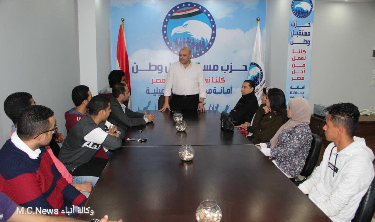 آمين العلاقات العامة بمستقبل وطن بالإسماعيلية يجتمع مع الشباب من راغبي طلب العضوية بالحزب