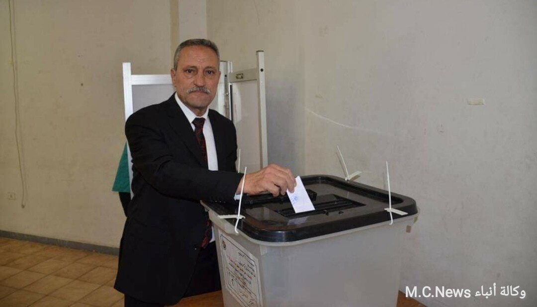 محافظ الإسماعيلية يدلي بصوته بالإستفتاء وسط إقبال كبير من المواطنين على المشاركة (فيديو)