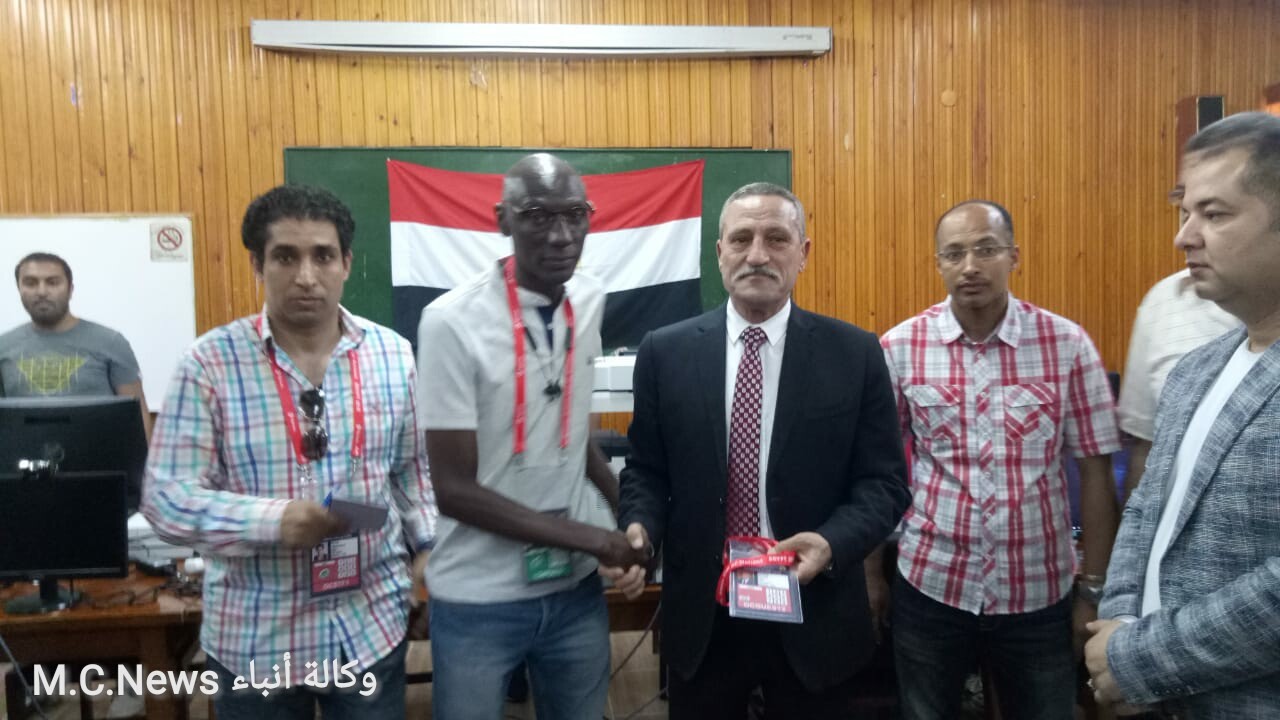 محافظ الإسماعيلية يتسلم بطاقة المشجع ويشيد بجاهزية المحافظة لإستقبال بطولة الأمم الإفريقية