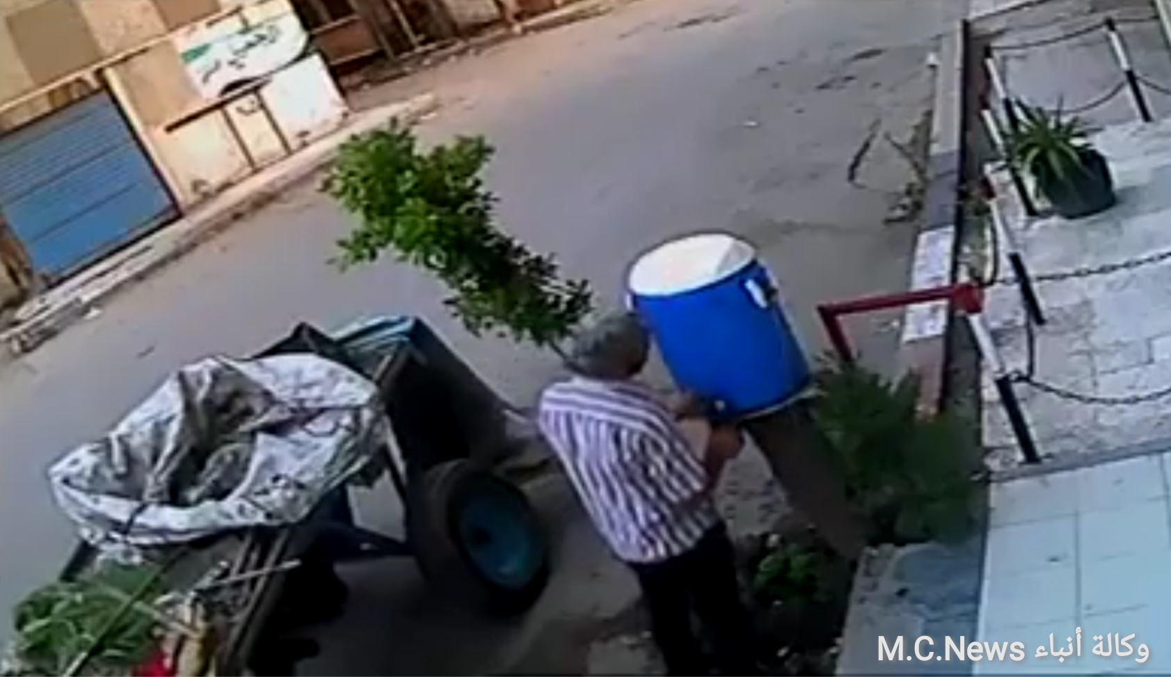 بالفيديو شاهد اقذر جريمة سرقة واقذر حرامى !!