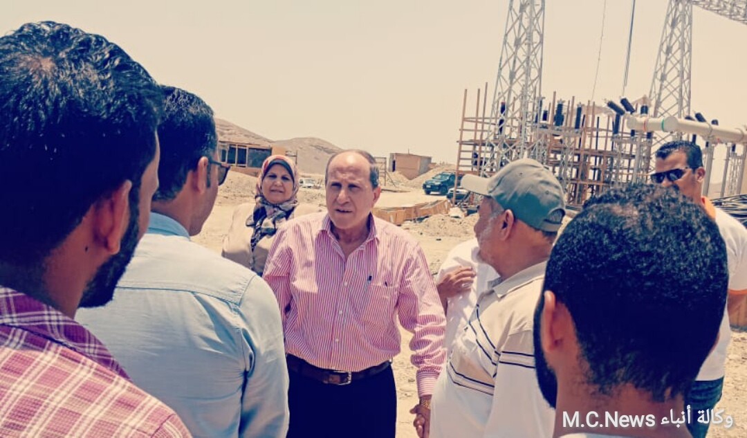 رئيس مجلس إدارة شركة كهرباء القناة في جوله ميدانية لمدينة القصير بجنوب البحر الأحمر
