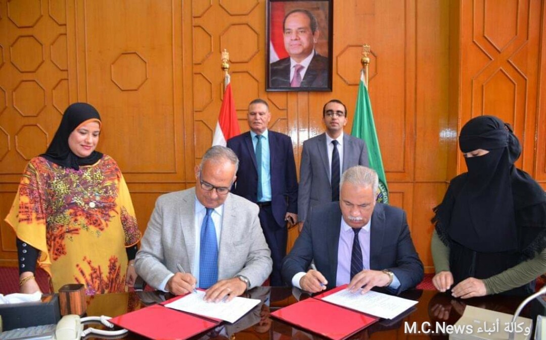 نائب محافظ الإسماعيلية والسكرتير العام يشهدان توقيع برتوكول ينهي أزمة شباب الإستثمار