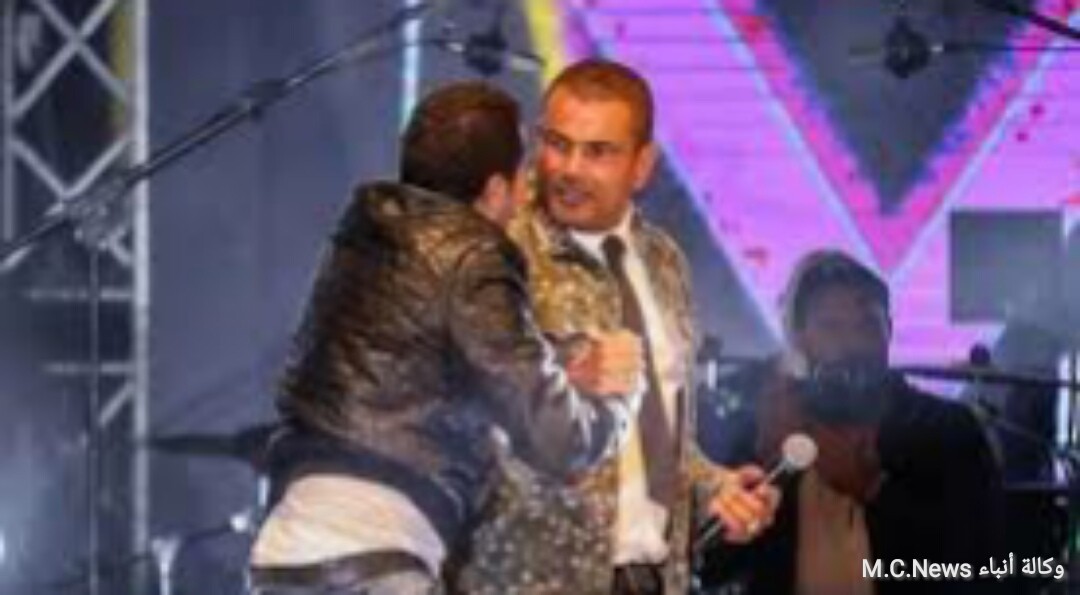 عمرو دياب يتعرض لموقف علي المسرح يضاعف من حب الجمهور له  (فيديو)