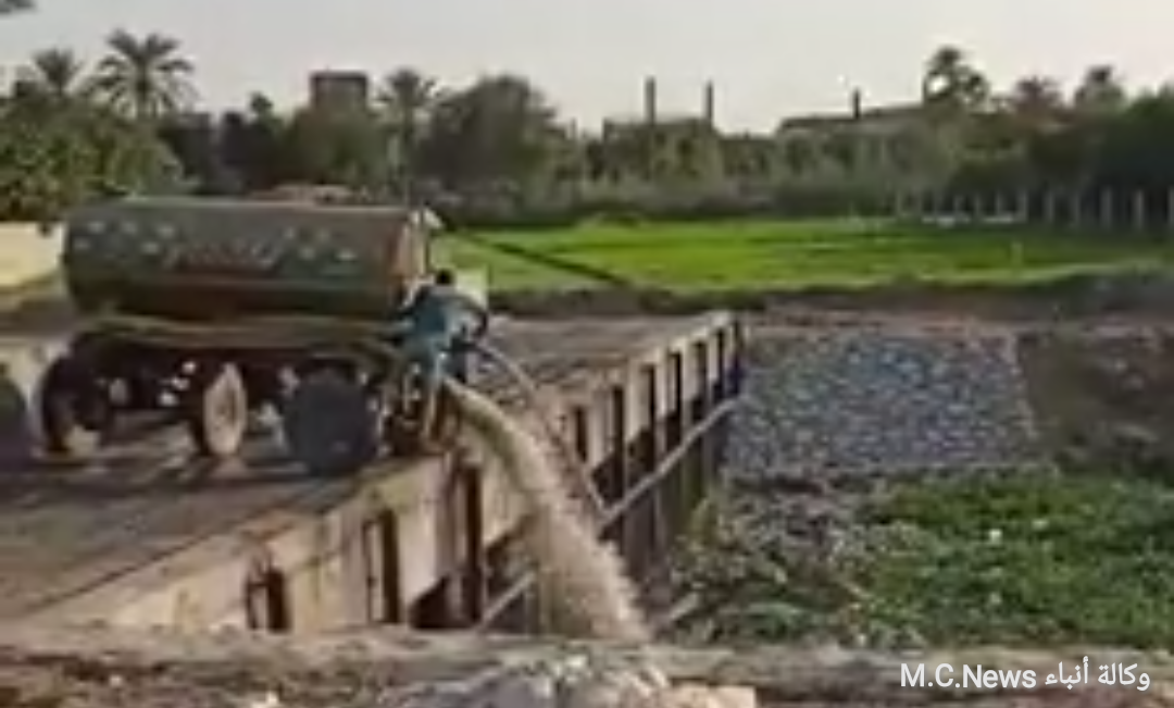 سيارة الصرف الصحي التابعة لقرية السبع آبار بالإسماعيلية تلقي مخلفاتها برشاح المياة العذبة والأهالي تستغيث  (فيديو)