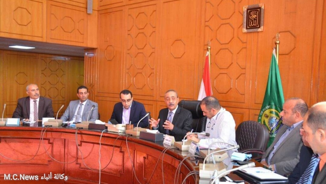 محافظ الإسماعيلية: حلول جذرية لمشكلات الصرف الصحي وبرنامج زمنى لإنهاء المشروعات الجاري تنفيذها