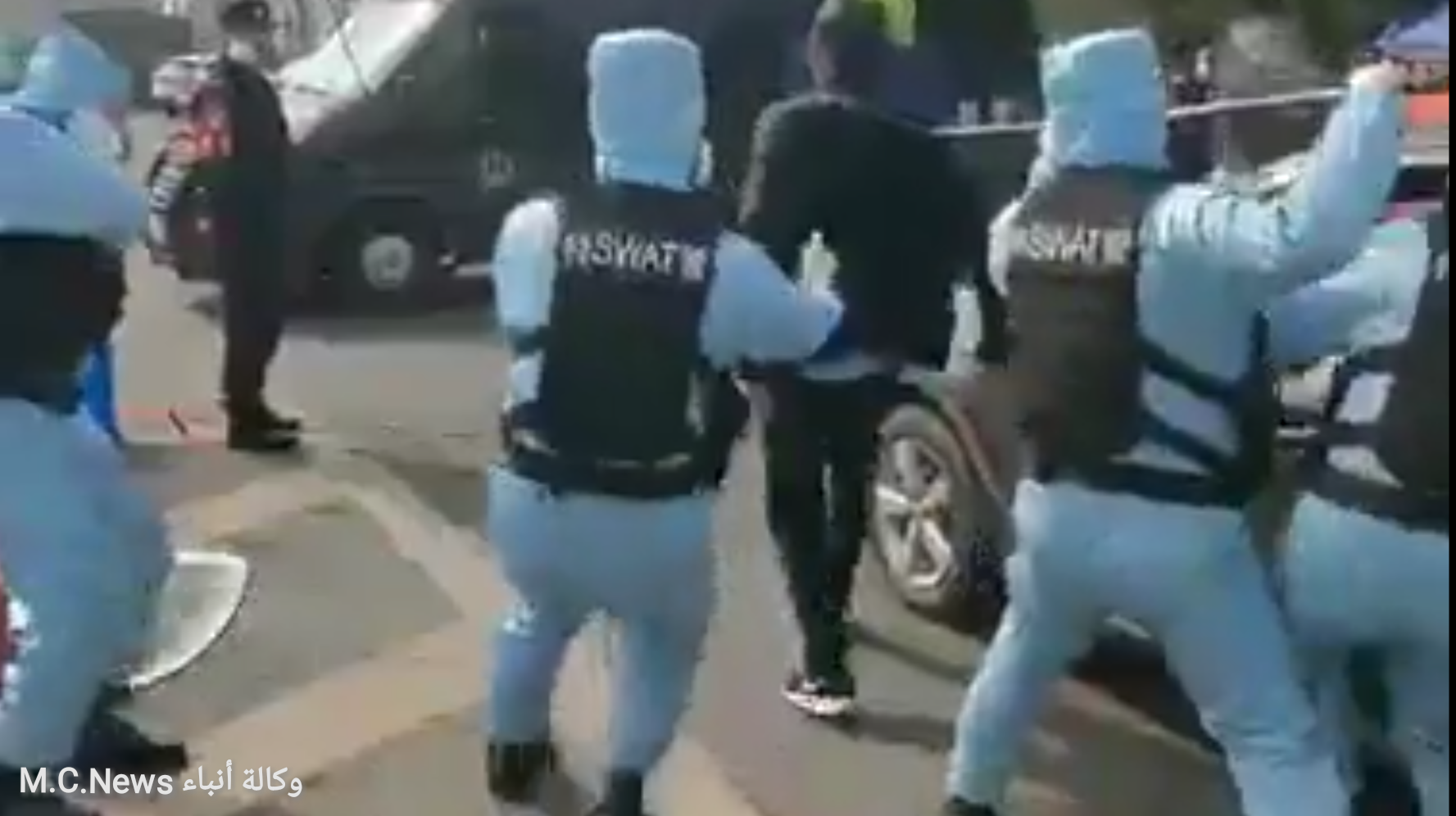 كيف تعاملت الشرطة الصينية مع مواطن مشتبه بالإصابة بفيروس كورونا رفض تسليم نفسه (فيديو)