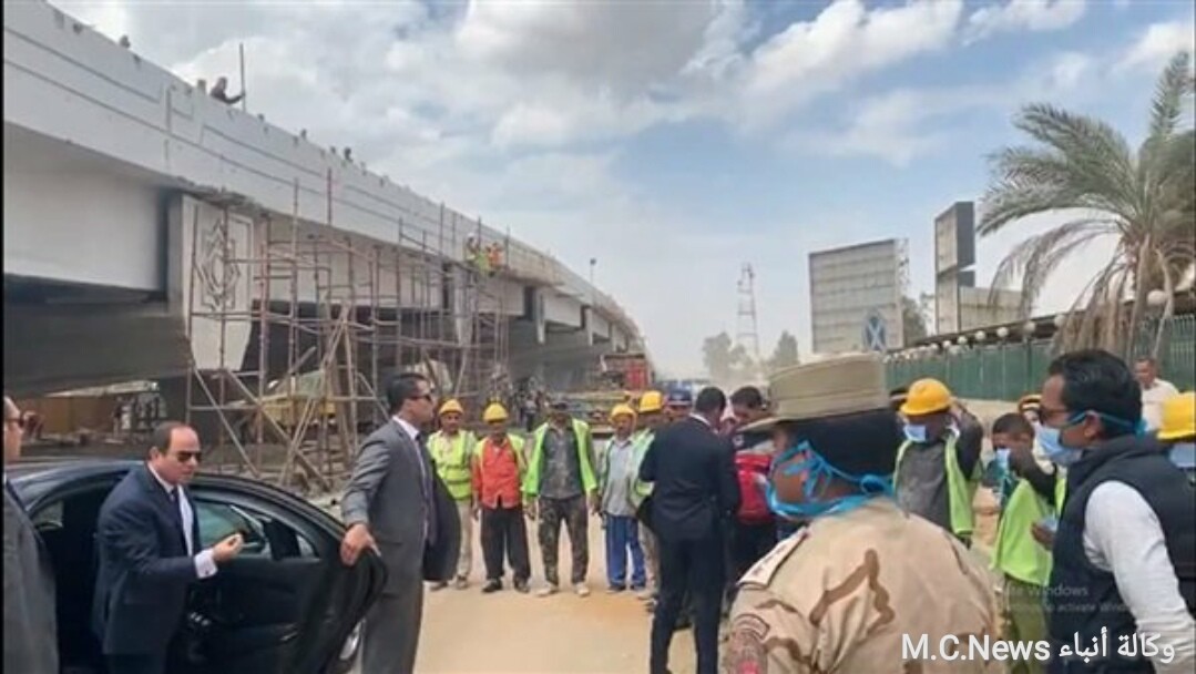 السيسي يفاجئ موقع إنشاءات ويعنف مدير الموقع خوفا على العمال من كورونا لعدم ارتداء الماسك  (فيديو)