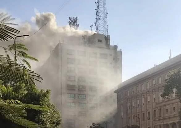 حريق كبير فى سنترال رمسيس وتصاعد أعمدة الدخان والحماية المدنية تدفع بسيارات الإطفاء  (فيديو)
